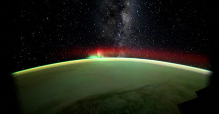 Astronauta registra aurora a partir do espaço com a Via Láctea ao fundo