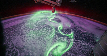 Aurora vista da Estação Espacial impressiona por brilho intenso