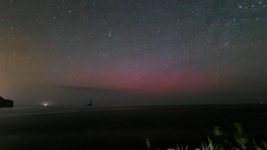 Por que o céu do Japão ficou vermelho? 1 Aurora de baixa latitude observada em 28 de junho de 2024, em Yoichi, Hokkaido, no Japão. Imagem: Tomohiro M. Nakayama