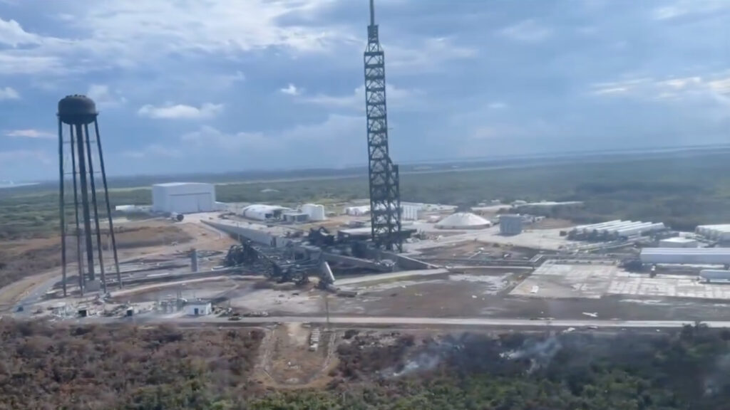 O Complexo de Lançamento 36 após a explosão de um foguete da Blue Origin em 28 de maio de 2026. 