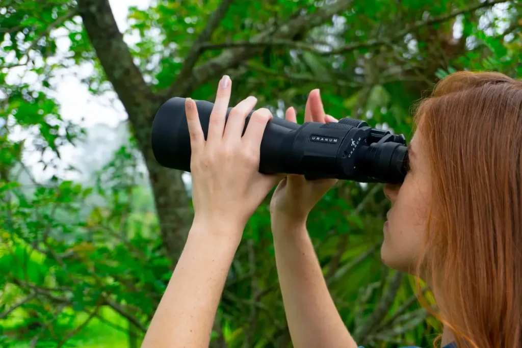 Mulher usando o telescópio astronômico da Uranum