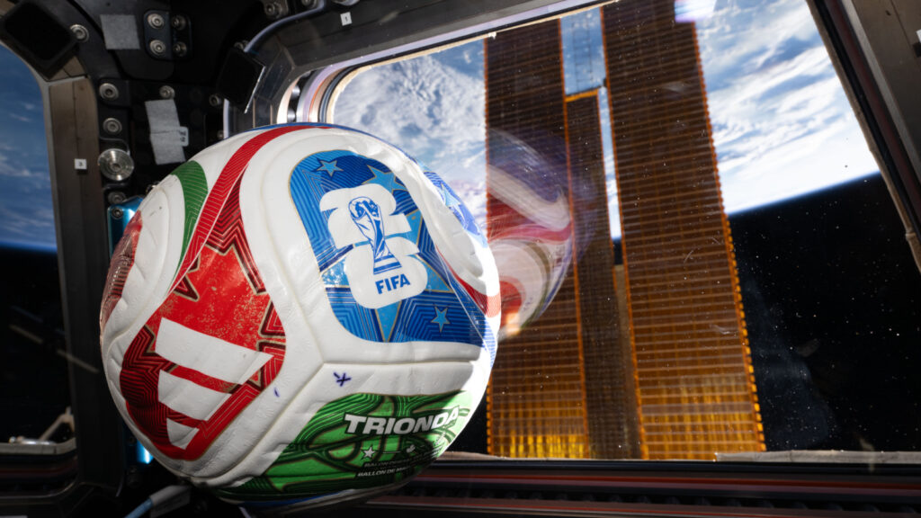 Foto da bola da Copa do Mundo FIFA 2026 a bordo da Estação Espacial Internacional. Imagem: NASA