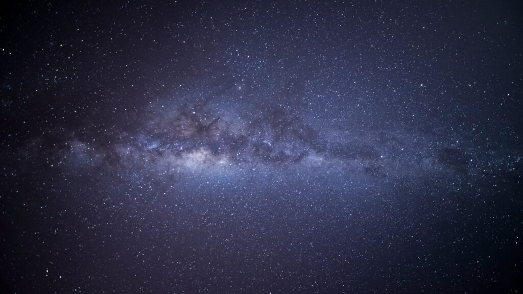 Foto do céu noturno mostrando o centro da Via Láctea. 