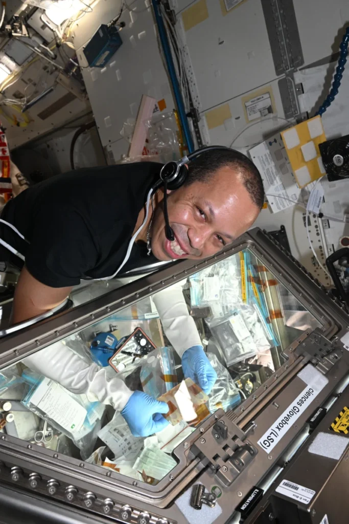 Foto do astronauta Chris Williams trabalhando a bordo da ISS.