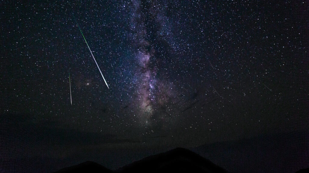 Meteoros cruzam o céu noturno dos Estados Unidos.