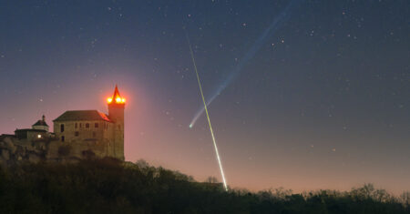 Foto flagra meteoro “cortando” cauda de cometa