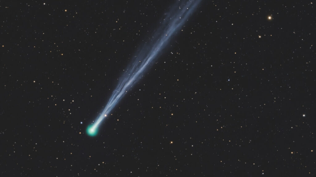 O cometa C/2025 R3 (PanSTARRS) fotografado a partir da Polônia, em 9 de abril. 