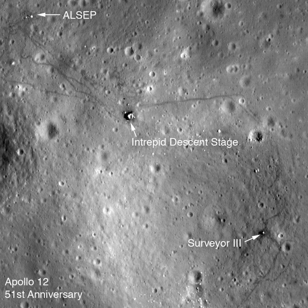Pegadas humanas na Lua podem durar 10 milhões de anos 2 Imagem do local de pouso Apollo 12. O estágio de descida do Módulo Lunar (um pouco acima do centro da imagem), um experimento científico (no canto superior esquerdo) e a espaçonave Surveyor III (no canto inferior direito) são visíveis junto com as trilhas de astronautas. A imagem tem 275 metros de largura. Imagem: NASA/GSFC/Arizona State University.