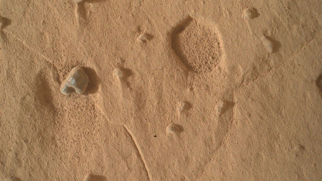 O rover Curiosity captou esta imagem mostrando um exemplo de "cova" na superfície marciana. O diâmetro da estrutura é de cerca de 1 centímetro (Crédito: NASA)