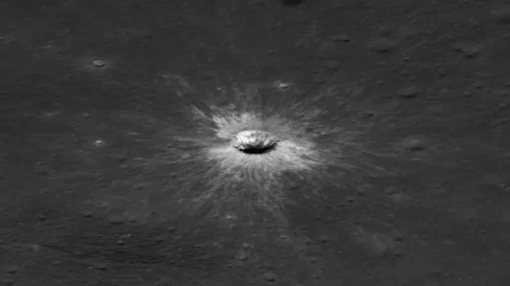 Foto da Cratera McGetchin captada pelo orbitador pelo Orbitador de Reconhecimento Lunar, da NASA (Crédito: NASA Goddard/Intuitive Machines/Robert Wagner)