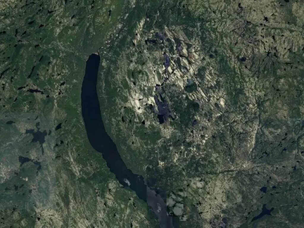 Astrônomo encontra no Google Maps cratera de 390 milhões de anos 1 Cratera de impacto está localizada a cerca de 100 quilômetros ao norte de Magpie, no Canadá. Imagem: Google Earth/Gordon Osinski