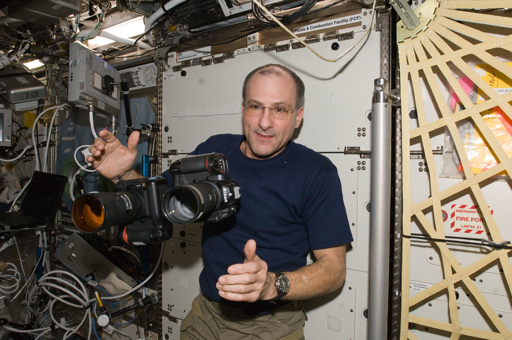 O astronauta da NASA Don Pettit a bordo da Estação Espacial Internacional. 