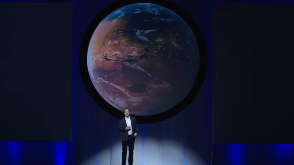 Elon Musk durante apresentação em que discute os desafios técnicos de longo prazo que precisam ser resolvidos para viabilizar a criação de uma presença humana permanente e autossustentável em Marte, em 2016. 