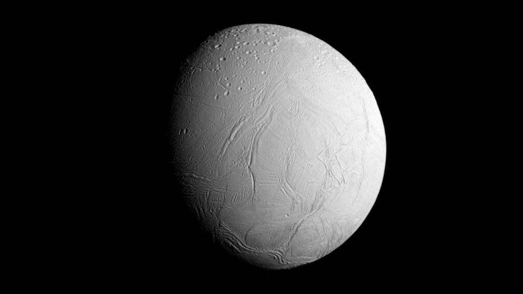 Foto do satélite Encélado captada pela sonda Cassini em 2015. Imagem: NASA