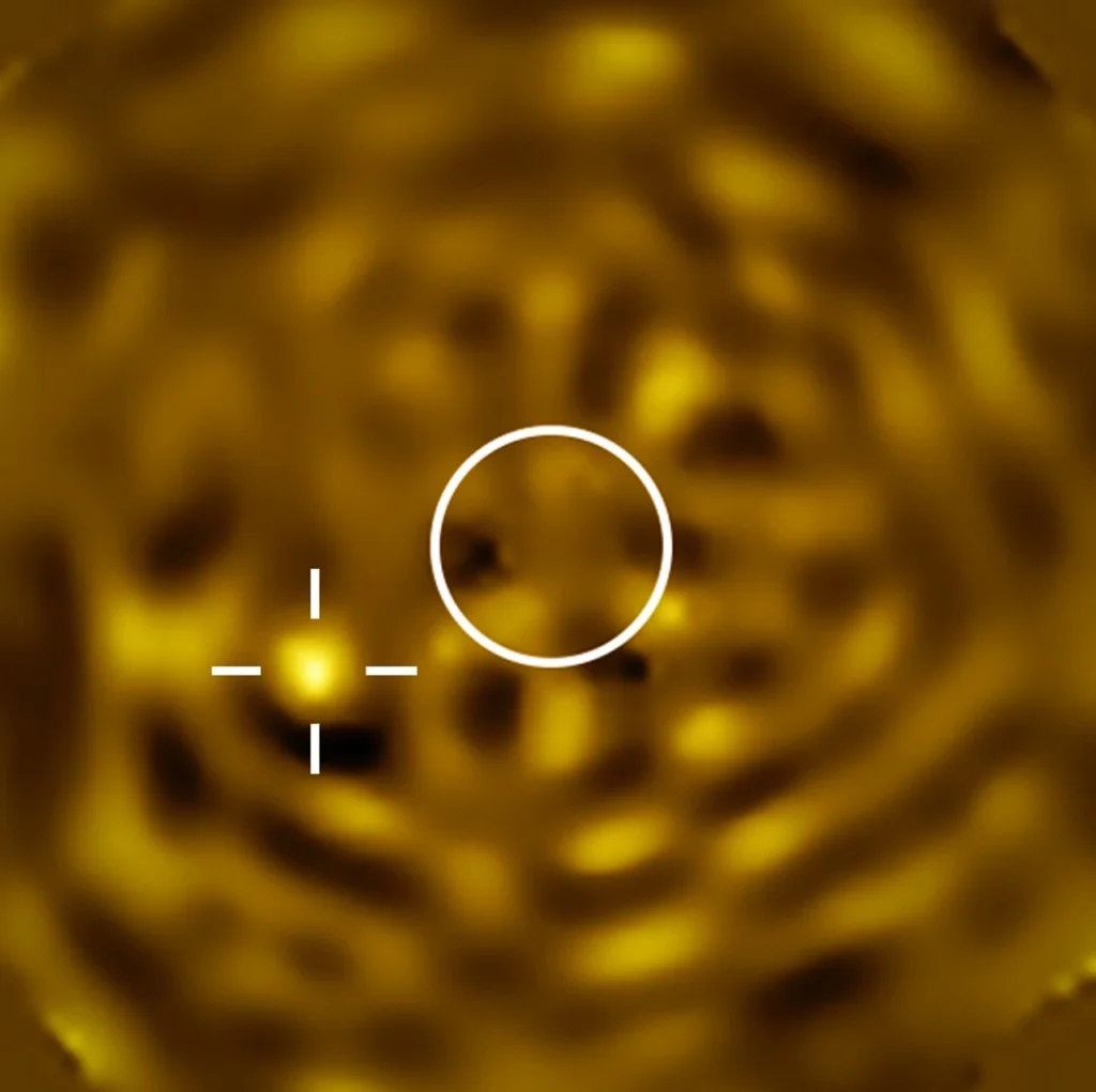 O círculo indica o tamanho de Betelgeuse, que foi removido da imagem. A fonte brilhante à esquerda, marcada com uma mira, é consistente com a candidata Siwarha. Imagem: ESO