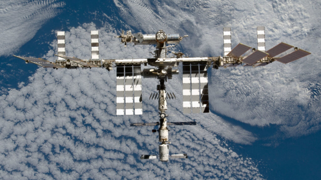 Rachaduras na ISS reacendem dúvida sobre segurança no espaço 1 Foto da ISS, a estação Espacial Internacional. Imagem: NASA