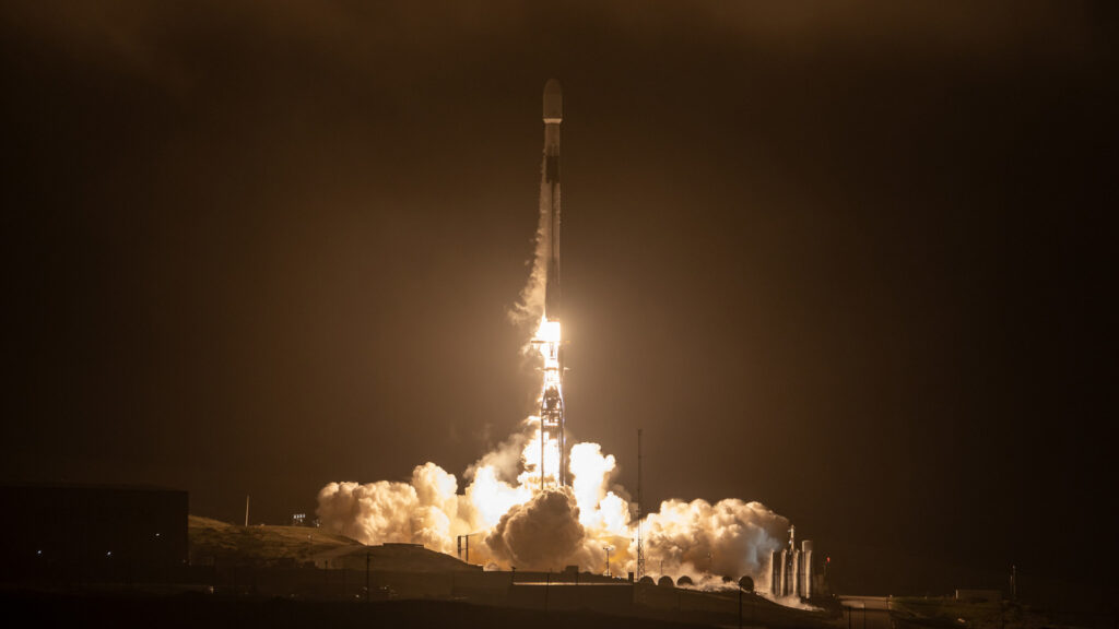 Foto do lançamento do foguete Falcon 9. 