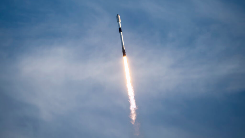 Foguete da SpaceX leva ‘fábrica’ de chips ao espaço 1 Foto do lançamento do foguete Falcon 9, da SpaceX. Imagem: Besxar/Reprodução