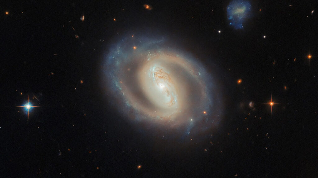 Foto da galáxia IC 486 fotografada pelo Telescópio Espacial Hubble.