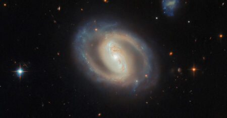 Hubble fotografa galáxia espiral barrada a 380 milhões de anos-luz