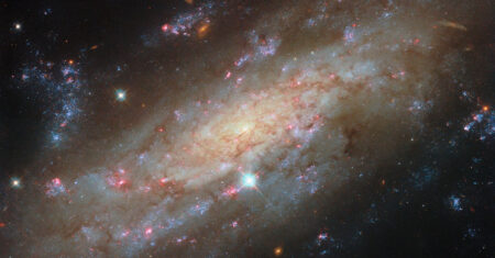 Hubble revela galáxia espiral cheia de berçários de estrelas
