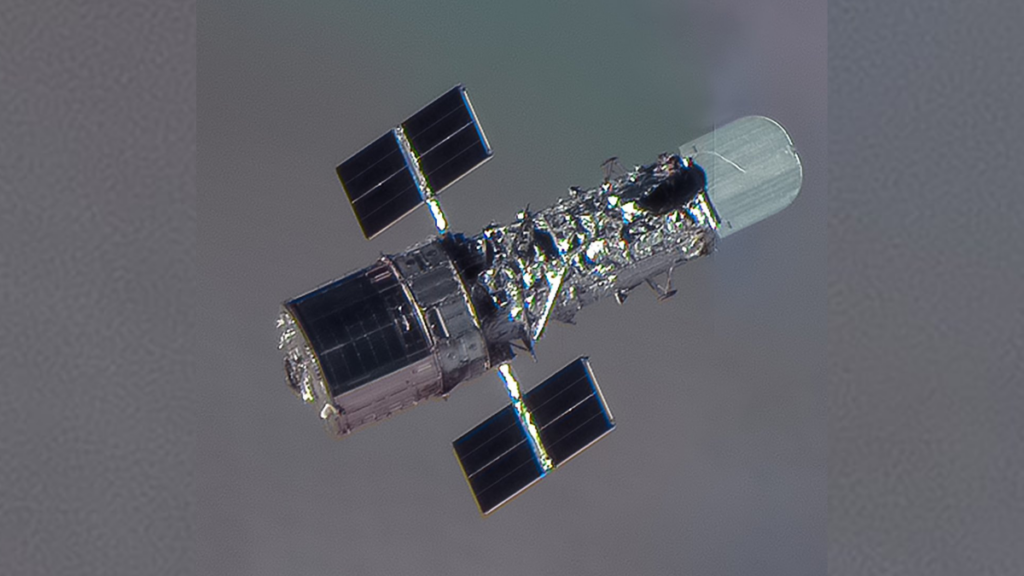 O Telescópio Espacial Hubble fotografado pelo satélite WordView Legion.