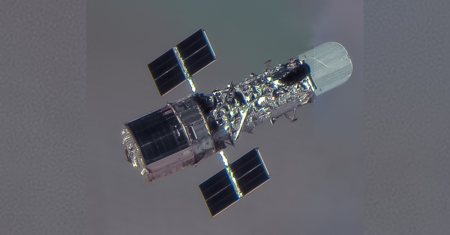 Satélite flagra Hubble de perto em órbita