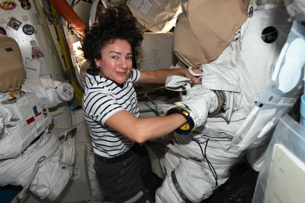 Foto da astronauta Jessica Meir a bordo da ISS. 