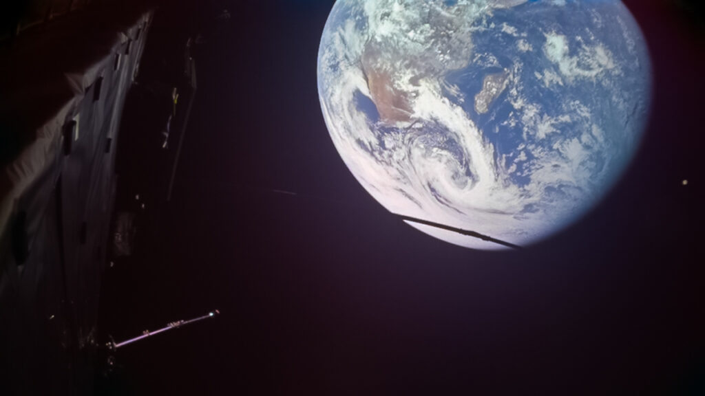 Foto da Terra captada pela Juice durante o sobrevoo de 28 de setemb