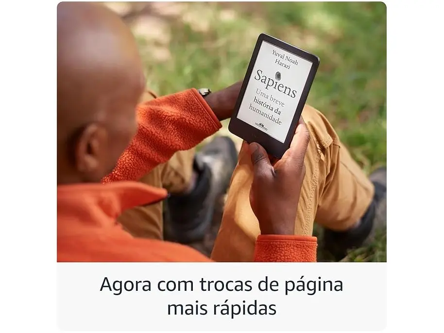 Pessoa lendo um e-book ao ar livre