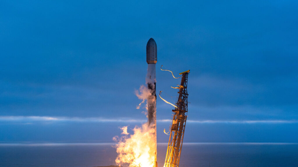 Foto de um lançamento do foguete Falcon 9 com satélites da Starlink. Imagem: SpaceX