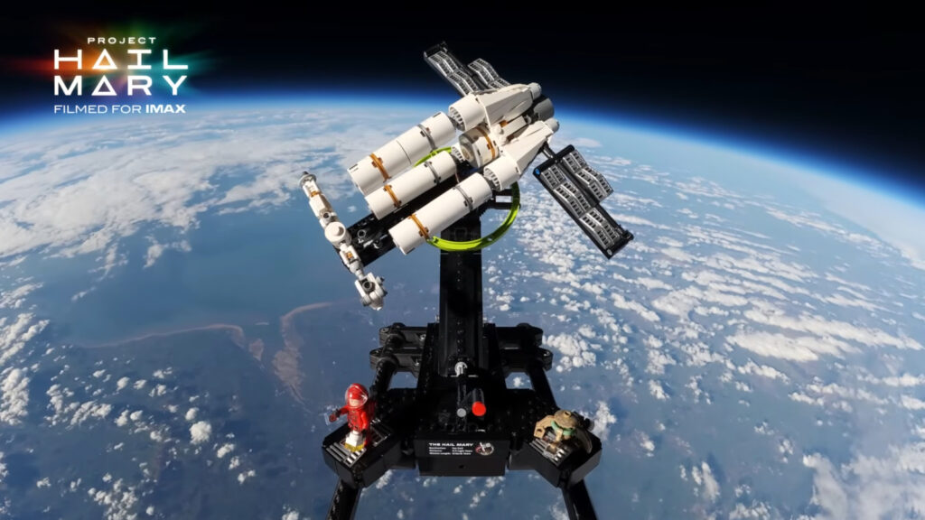 Print do vídeo que mostra a viagem do LEGO do modelo do filme "Devoradores de Estrelas" na estratosfera.