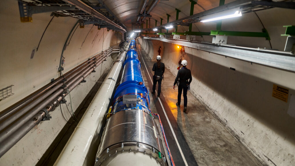 Maior acelerador do mundo vai ficar 4 anos parado 1 Foto do interior do LHC, o Grande Colisor de Hádrons. Imagem: CERN