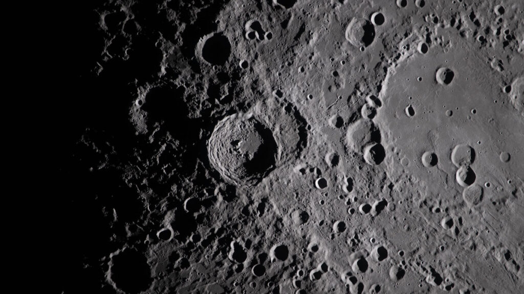 Lua pode ter menos água congelada do que se pensava 1 Detalhe da superfície da Lua captada pela missão Artemis 2.