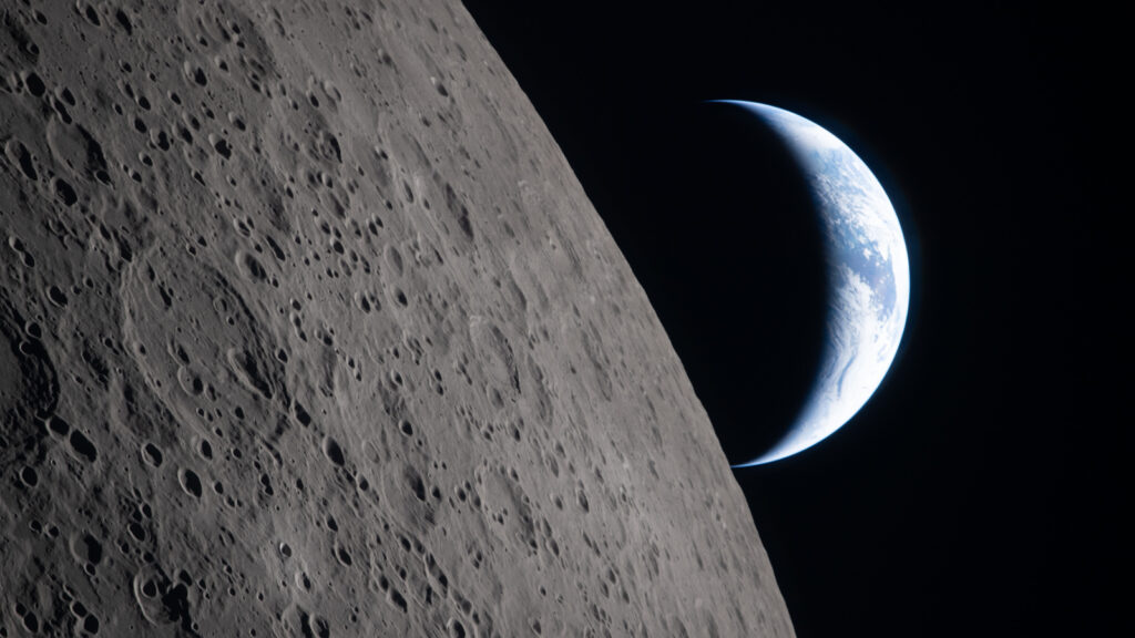 Foto da Lua e a da Terra captada pelos astronautas da missão Artemis 2. 