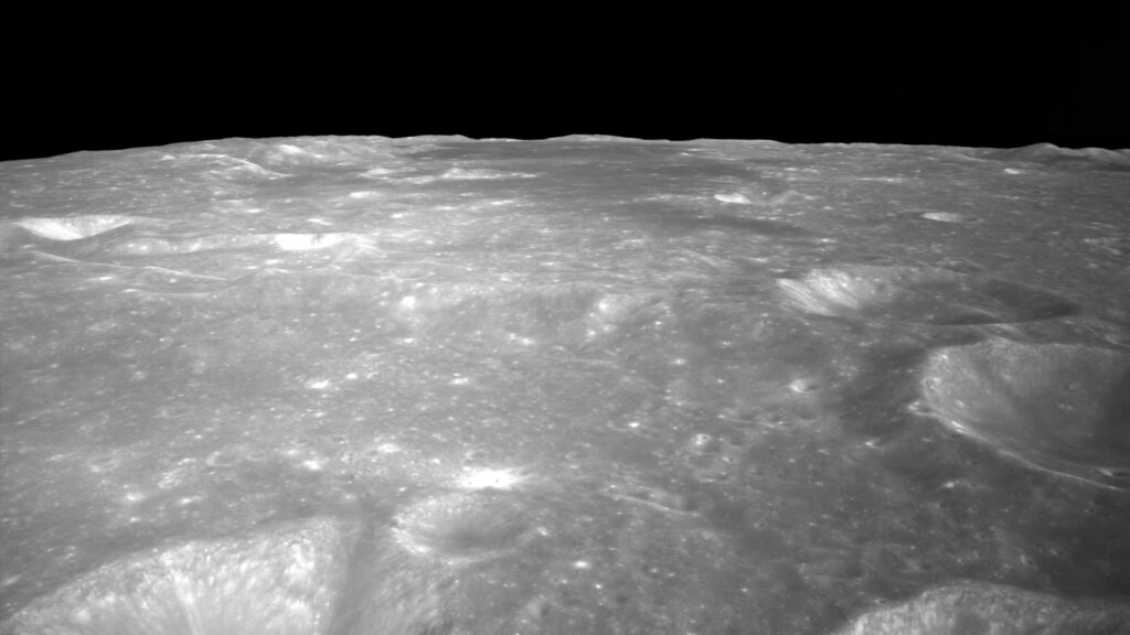 Superfície da Lua captada pela missão Chang'e-6 (Crédito: CNSA/CLEP)