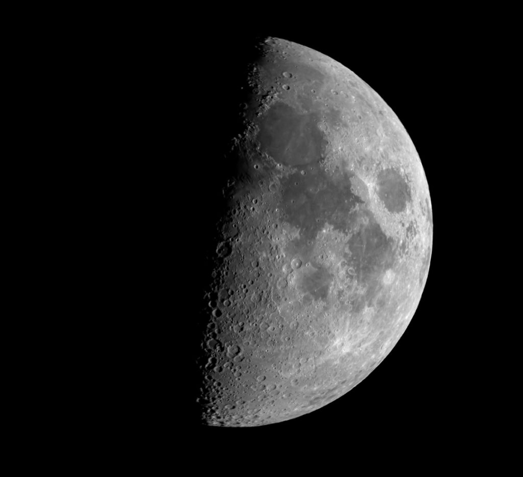 Lua crescente com crateras visíveis, um dos melhores alvos para iniciantes em astronomia