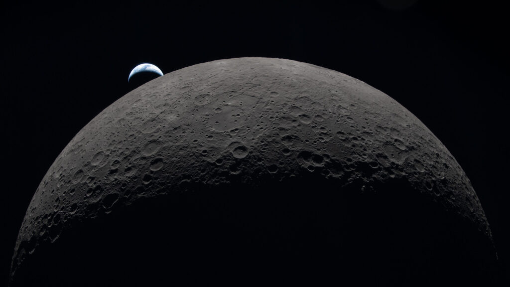 Foto da Lua e da Terra captadas pela tripulação da missão Artemis 2