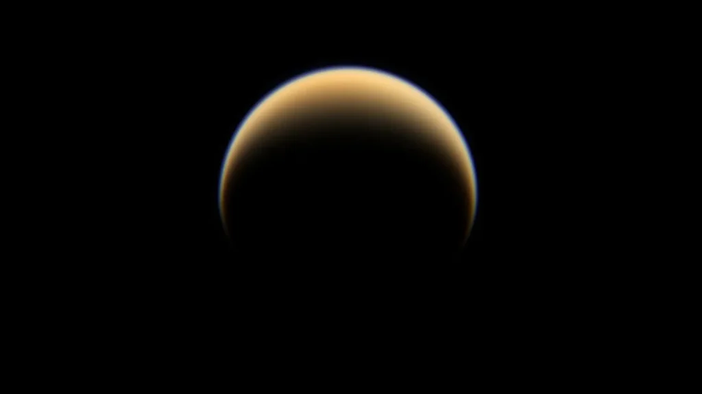 Motor nuclear pode encurtar viagem humana a Titã 2 Foto da lua Titã captada pela sonda Cassini.