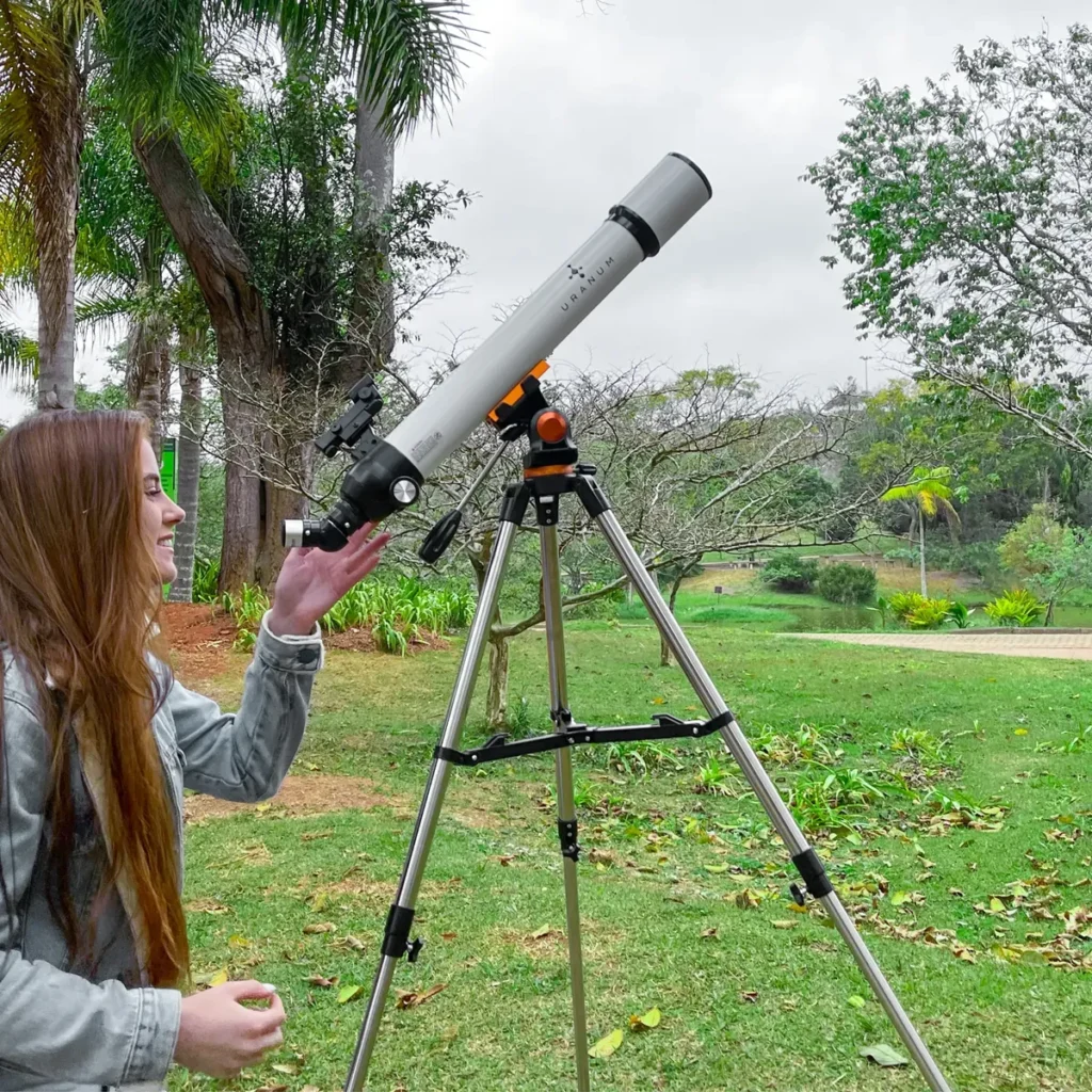 Garota utilizando a luneta da Uranum