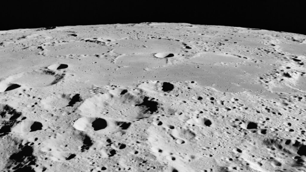 Vista do Mar Austral, na Lua, captado pelos astronautas da Apollo 15 (Crédito: NASA)