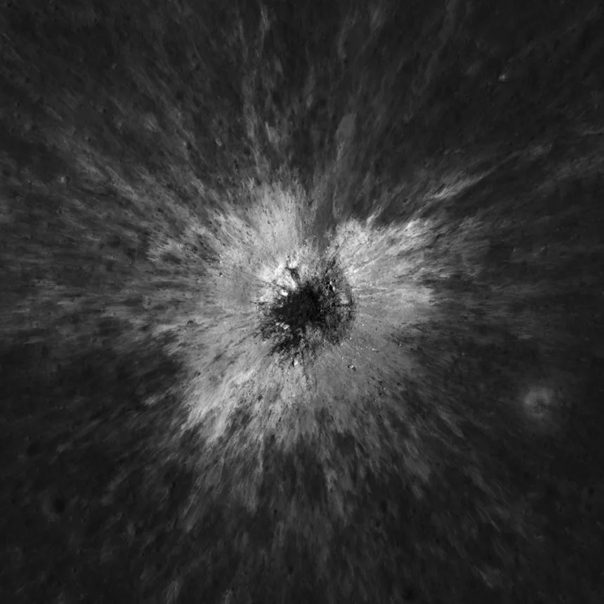 A câmera de ângulo estreito da LRO capturou uma visão de perto da cratera em 5 de dezembro de 2025 (Crédito: NASA Goddard/Intuitive Machines/Robert Wagner)