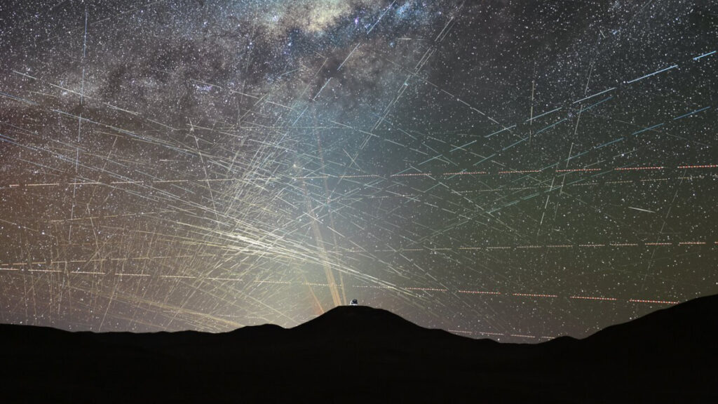 Por que 1,7 milhão de satélites acende um alerta na astronomia 1 Satélites atravessando o céu noturno acima do deserto do Atacama, no Chile, durante um período de apenas uma hora. Imagem: F. Kamphues, ESO/M. Categoria: Kornmesser