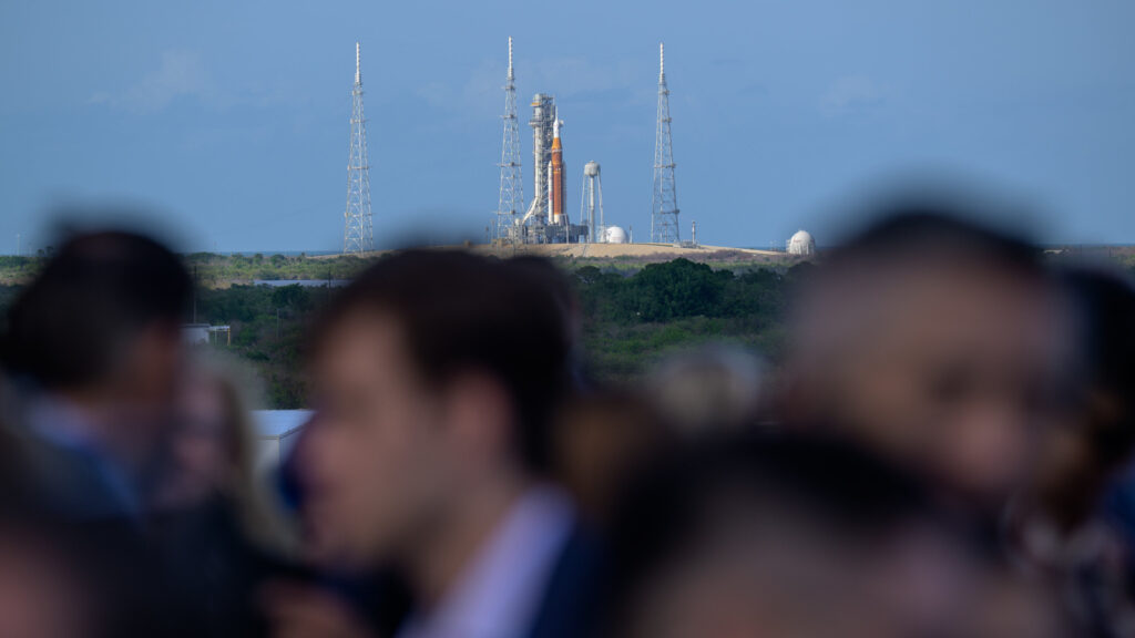 O foguete SLS da NASA, com a espaçonave Orion a bordo, é visto no topo da plataforma móvel de lançamento no Complexo de Lançamento 39B, no dia 1º de abril de 2026. 