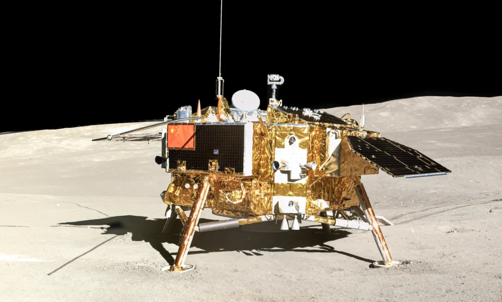 O módulo de pouso Chang’e-4 fotografado pelo rover Yutu-2 no lado oculto lunar.