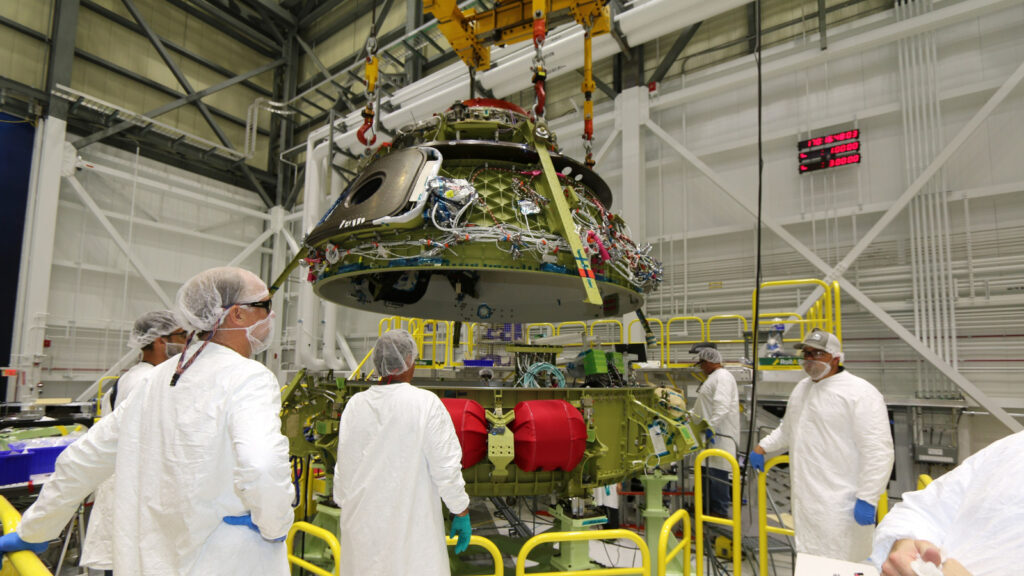Excesso de confiança atrasou a Starliner, aponta análise 1 Foto da montagem do Veículo de Teste de Voo Tripulado da Nave Espacial Boeing CST-100 Starliner em 2018. Imagem: Wikimedia Commons