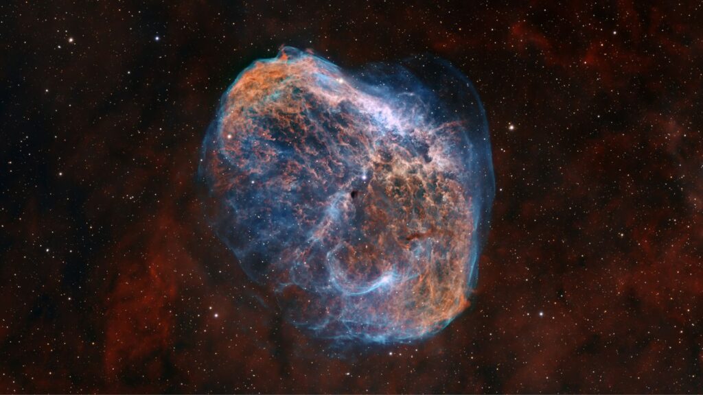 Astrofotógrafo capta Nebulosa Crescente em Cisne 1 A nebulosa Crescente na constelação de Cisne (Crédito: Kevin Boardman)