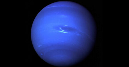 Lua rebelde pode ter virado Netuno de lado