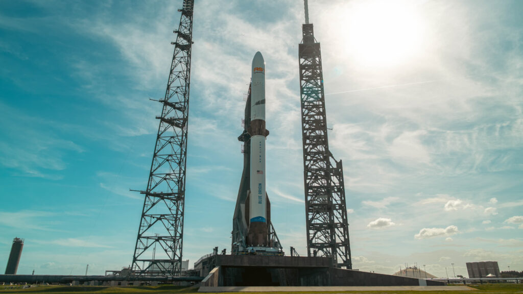 New Glenn terá plataforma diferente após acidente na Flórida 1 Foto do foguete New Glenn em abril de 2026. Imagem: Blue Origin