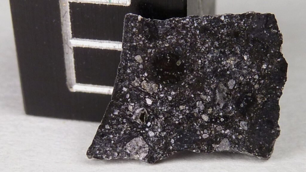Foto do meteorito marciano NWA 8171. Imagem: Gregor H./Encyclopedia of Meteorites